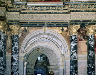 Interior del Museo de Historia del Arte, Viena, con arco y decoración de enjuta que representa figuras del siglo XIV de Roma y Venecia