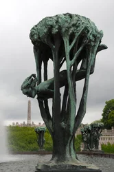 Niña en un árbol, escultura en el Parque Frogner, Oslo, Noruega