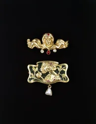 Un broche Art Nouveau de Gustave-Roger Sandoz, y un broche de metal en forma de Art Nouveau con plique a jour y una perla colgante, broche de color dorado y piedras preciosas, c.1900