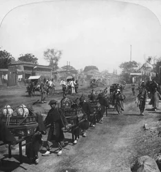 Procesión funeraria china, llevando comida para el espíritu difunto, Pekín, China, 1901