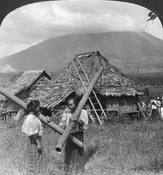 Chicas nativas con sus recipientes de agua hechos de cañas de bambú, Filipinas, 1907