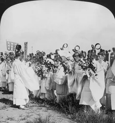 Sacerdotes sintoístas en una procesión fúnebre para las víctimas de Hitachi Maru, Tokio, Japón, 1905