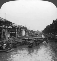 El canal abarrotado, desde el Puente Inglés, Cantón, China, 1901