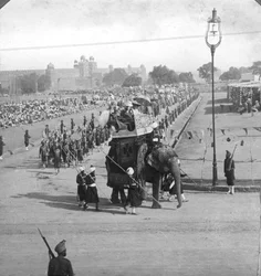 Funcionarios del gobierno en una procesión estatal, India, 1913