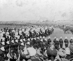 El Cuerpo de Cadetes Imperiales escoltando a sus majestades en la arena del Durbar, Delhi, India, 1903