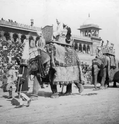 Una procesión de elefantes pasando por la Mezquita Jumma, Delhi, India, 1900s
