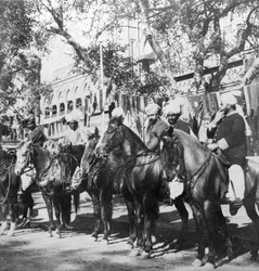 Jinetes Punyabíes fuera de la estación de tren en Delhi, India, 1900s