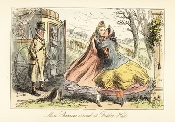 Damas en crinolinas abrazándose frente a una puerta