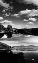 Paisaje con lago (foto b/n)