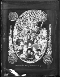 1884; ¡Mil ochocientas joyas de la Columbia Británica os saludan!; fotografía compuesta por retratos de niños tomados el año anterior, 1885