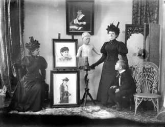 Hannah Maynard y su nieto Maynard MacDonald, que también es la estatua, hacia 1895