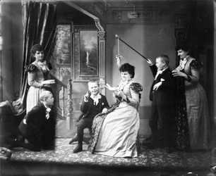 Hannah Maynard y su nieto Maynard McDonald en varias poses en una foto compuesta, c.1895