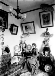 Hannah Maynard en casa, c.1890