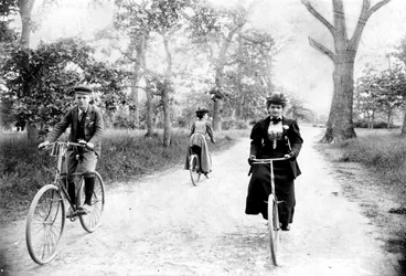 Maynard MacDonald y su abuela, Hannah Maynard, en bicicleta en Beacon Hill Park, Victoria, hacia 1895