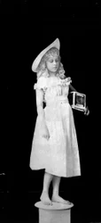 Estatuaria de la vida; Niña sosteniendo una jaula de pájaros, c.1890 (foto en blanco y negro)
