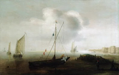 Un barco pesquero, que lleva la bandera holandesa, navega hacia abajo, cerca de la orilla, una figura en el barco, con un impermeable amarillo, manipula la vela