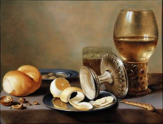 Banketje monocromo con dos platos de peltre, una tazza de plata volcada, un cuchillo dorado, un vaso con cerveza, un rummer con vino, un panecillo, nueces, aceitunas y medio limón pelado.