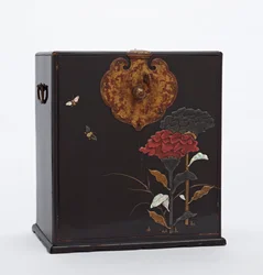 Gabinete con accesorios de metal dorado, período Edo, finales del siglo XVII-mediados del siglo XVIII