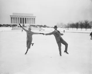 Pareja patinando sobre hielo en Tidal Basin, Washington DC, EE.UU., enero de 1930 (foto b/n)