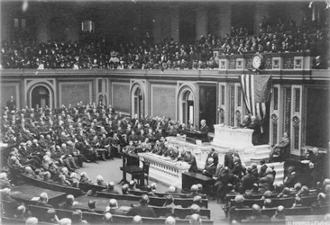 El Presidente Woodrow Wilson dirigiéndose al Congreso, c.1917 (foto b/n)