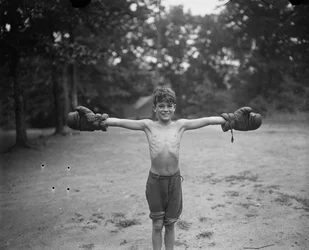Joven con guantes de boxeo