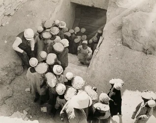 Cierre de la tumba de Tutankamón, Valle de los Reyes, febrero de 1923 (impresión en plata gelatina)