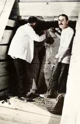 Howard Carter y un colega excavando una tumba en el Valle de los Reyes, Egipto, 1922