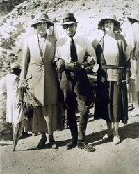 De izquierda a derecha: Lady Somerleyton, el Coronel Watson Pasha y la Honorable Lady Alexander en la Tumba de Tutankhamón, Valle de los Reyes