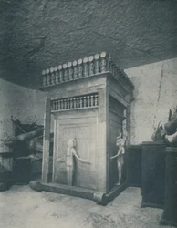 Santuario Canópico Ricamente Tallado y Brillante con Oro, c1935