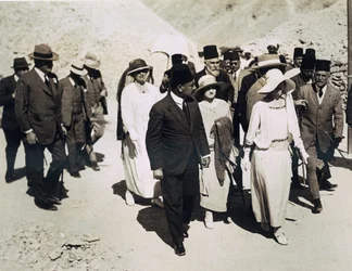 La reina de los belgas (en el centro), Lord Allenby (extremo izquierdo) y Lady Allenby acercándose a la entrada de la tumba de Tutankamón, Valle de los Reyes