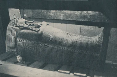 Triple Nido de Cofres Dorados para Preservar la Pobre Arcilla Humana, c1935