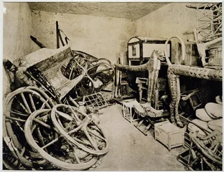 Vista de la antecámara de la tumba de Tutankamón mirando hacia el sur, Valle de los Reyes, noviembre de 1922 (impresión en plata gelatina)