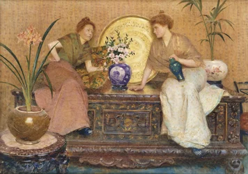 Dos damas sentadas en un cofre junto a una bandeja de Cairo Ware y un jarrón de flores