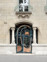 Puerta de entrada del Castel Beranger, construido entre 1895 y 1898 en el distrito 16 de París