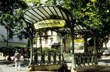 Estación de metro Abbesses en París, Francia