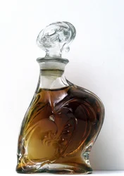 Frasco blanco de vidrio moldeado creado por Hector Guimard para la Exposición Universal de París de 1900. Museo Internacional de la Perfumería de Grasse.