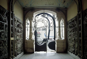 Vista de la puerta de entrada de Castel Beranger ubicada en 14, rue de la Fontaine en el 16º distrito de París