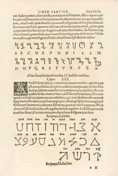 Alfabeto tebano (alfabeto honoriano o Runas de Honorio) y Alfabeto celestial (Scriptura Malachim o escritura angélica), grabado del De occul de Heinrich Cornelius Agrippa von Nettesheim (1486-1535)