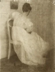 Mary Warner en una silla blanca, c.1910