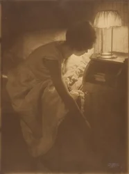 La Srta. Mary [Warner] en su mesa de noche