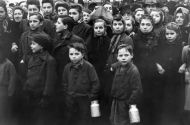 Monumento a Zille en Berlín, niños observando