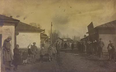Primera Guerra Mundial: Ucrania en los años 1914-1916 durante la invasión del ejército alemán. Militares y civiles en la calle de una ciudad