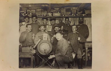 Primera Guerra Mundial: Ucrania en los años 1914-1916 durante la invasión del ejército alemán. Grupo de soldados durante un momento de descanso