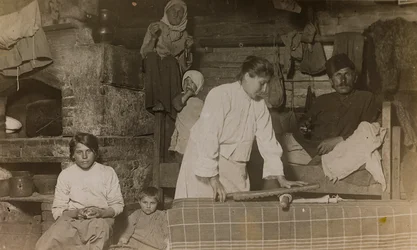 Primera Guerra Mundial: Ucrania en los años 1914-1916 durante la invasión del ejército alemán. Familia dentro de una casa