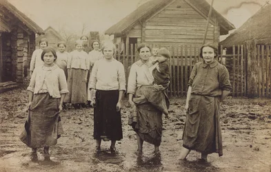 Primera Guerra Mundial: Ucrania en los años 1914-1916 durante la invasión del ejército alemán. Retrato de un grupo de mujeres con niños
