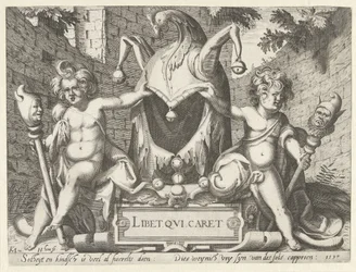 Dos amorcillos con capucha de tonto Libet qui caret (título sobre objeto)
