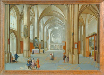 Interior de la iglesia con visitantes ...