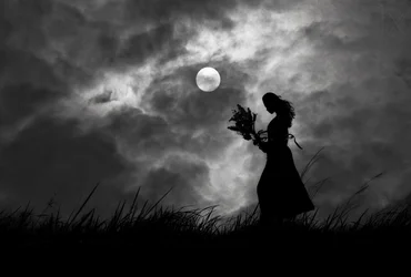 Mujer a la luz de la luna