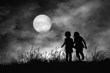 Siluetas a la luz de la luna caminando