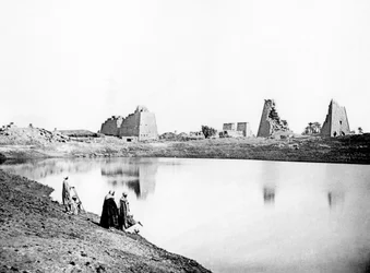 Lago Sagrado y ruinas del templo, Karnak, Nubia, Egipto, 1887